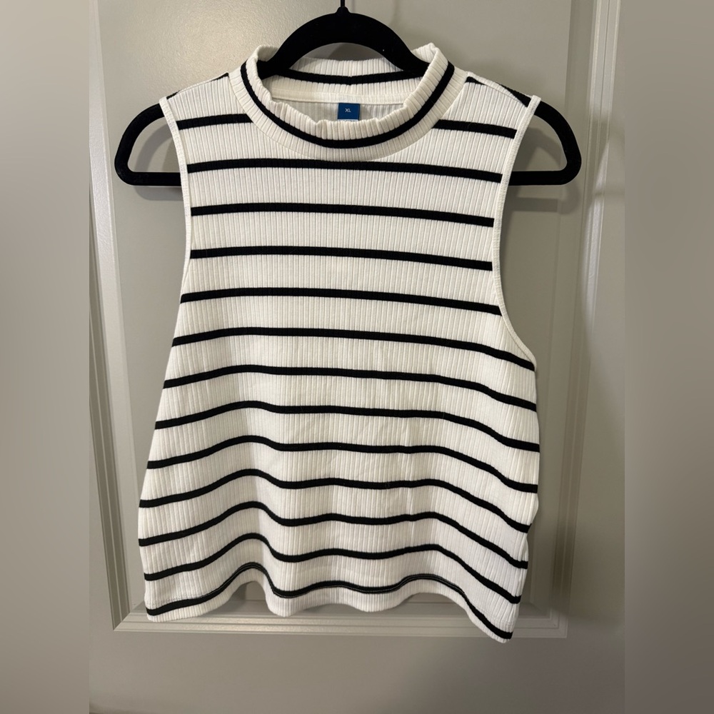🖤 NWT! 🖤 Old Navy Ribbed Black and White Striped Tank Top